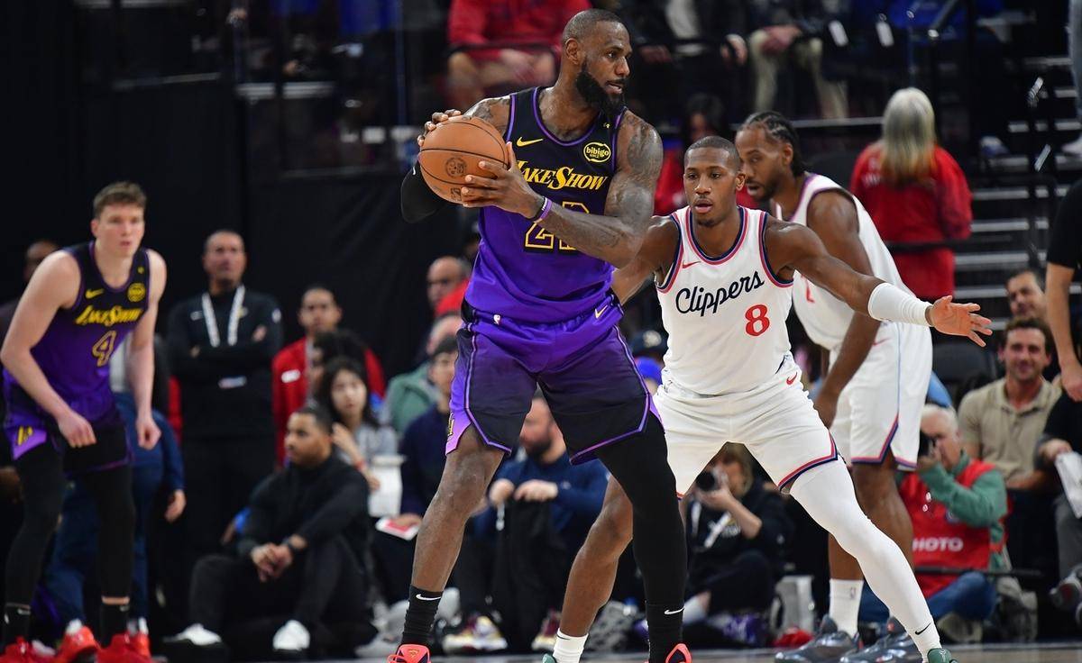 包含集结日突围战来临，克里夫兰骑士围绕全明星赛刷新队史纪录，球迷炸锅，心理建设被强调的词条